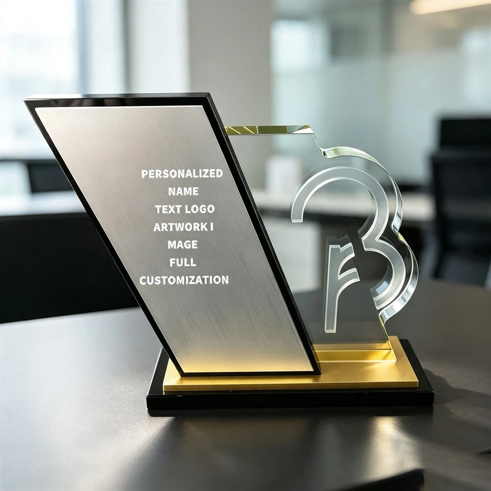 Premio de cristal con corte de letra en panel metálico